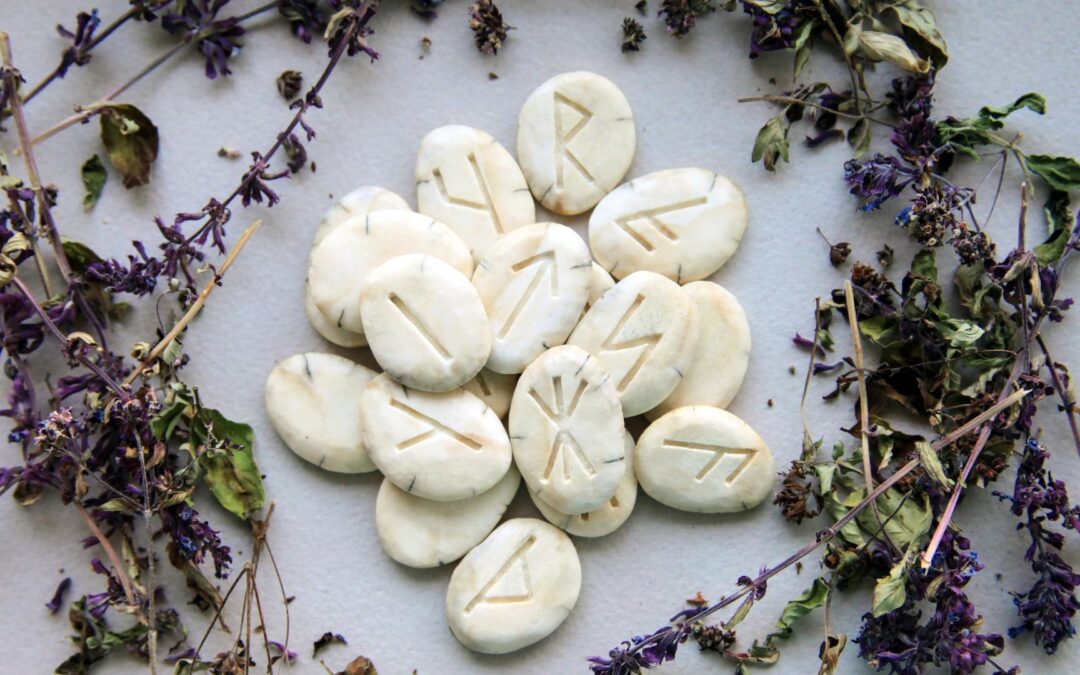 Les différentes méthodes de divination avec les runes : explications et pratiques